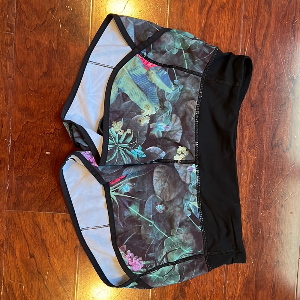 Lululemon Speed Shorts Curious Jungle, Size 4